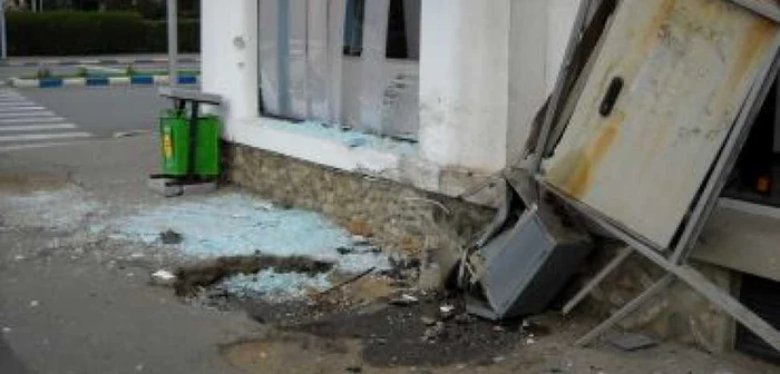 Turnu Severin: Un șofer a intrat cu mașina într-un magazin de telefoane