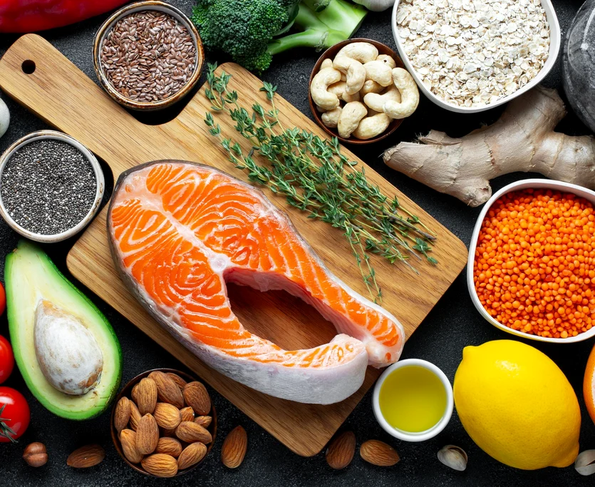 Somonul, uleiul de măsline, nucile și avocado conțin grăsimi sănătoase. FOTO Shutterstock