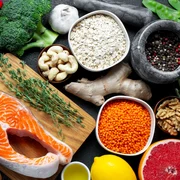 Dieta - alimente sanatoase - peste - nuci  fructe - legume FOTO Shutterstock 