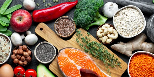 Dieta - alimente sanatoase - peste - nuci  fructe - legume FOTO Shutterstock 