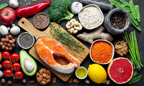 Dieta - alimente sanatoase - peste - nuci  fructe - legume FOTO Shutterstock 