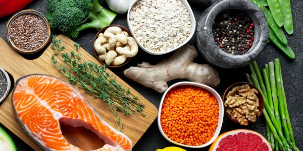 Dieta - alimente sanatoase - peste - nuci  fructe - legume FOTO Shutterstock 