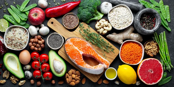 Dieta - alimente sanatoase - peste - nuci  fructe - legume FOTO Shutterstock 