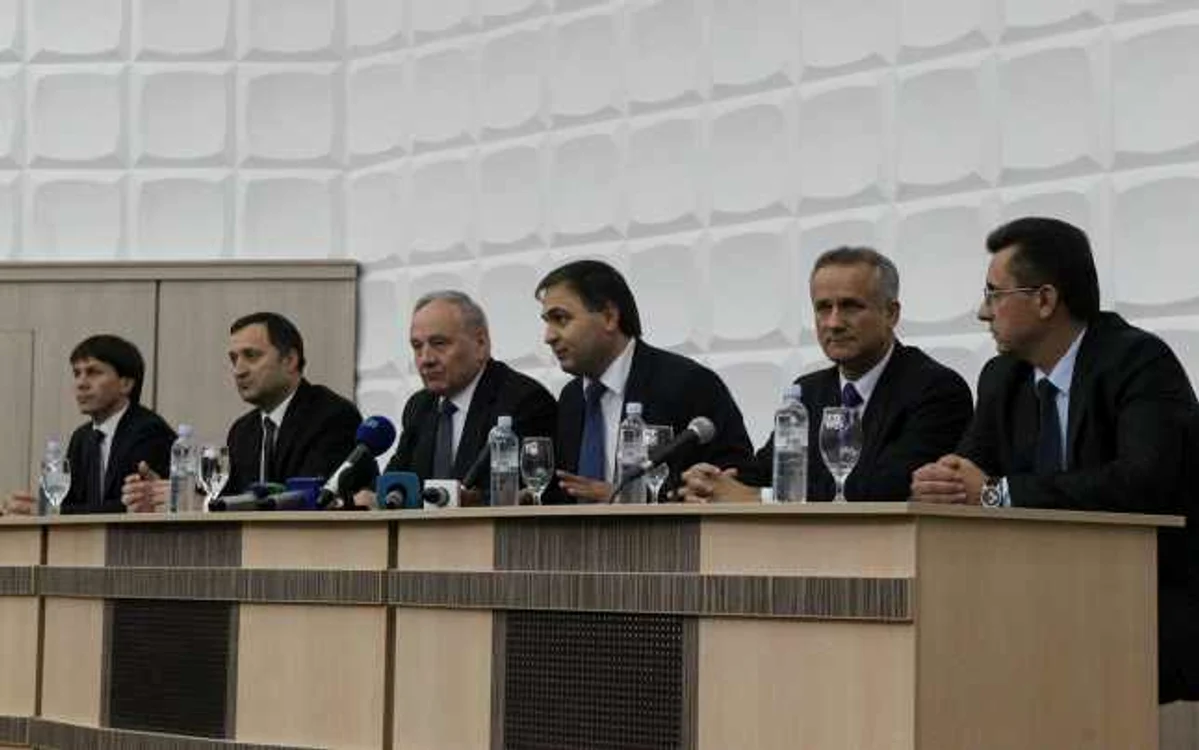 Preşedintele Nicolae Timofti (centru) a vizitat astăzi sediul renovat al Judecătoriei Botanica Foto: Tudor Iovu