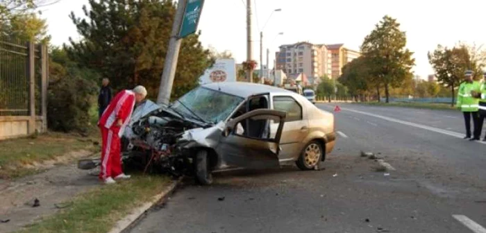 Şoferul a avut nevoie de îngrijiri medicale după accident Foto: arhivă Adevărul