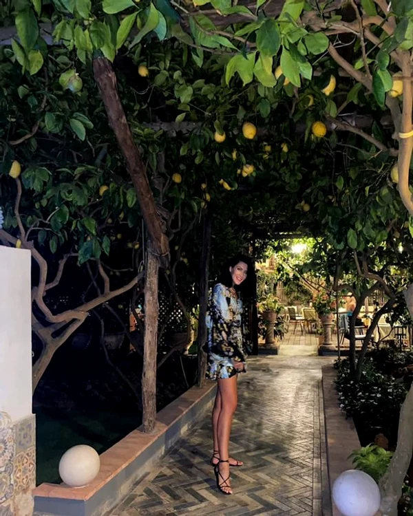 s-au răsfățat la celebrul restaurant Da Paolino din Capri, cunoscut pentru livada de lâmăi în care este amplasatfoto: Instagram