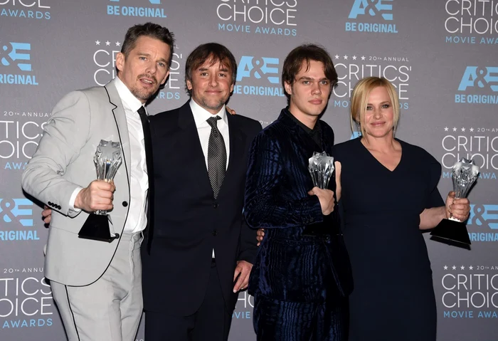 Ethan Hawke (stânga) şi Paricia Arquette, alături de echipa din filmul „12 ani de copilărie/ Boyhood“ FOTO Getty Images