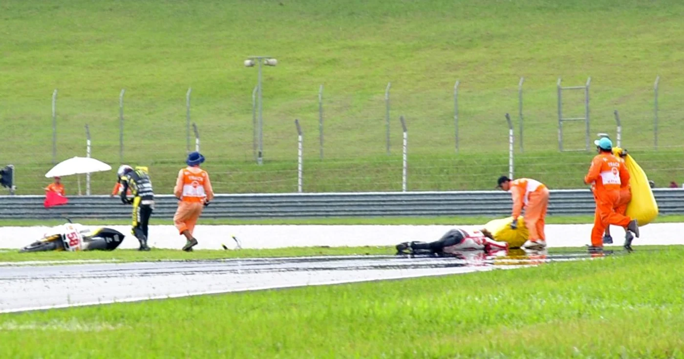 Marco Simoncelli nu dădea semne de viaţă după ce a fost lovit de motocicletele a doi concurenţi * Foto: Reuters