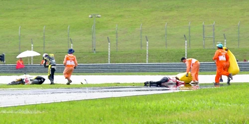 Marco Simoncelli nu dădea semne de viaţă după ce a fost lovit de motocicletele a doi concurenţi * Foto: Reuters