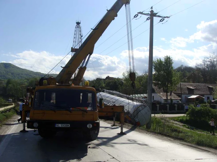 Cisterna care s-a rasturnat la Calimanesti nu a putut fi ridicata