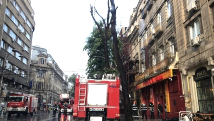 Doar ca prin minune nu au existat victime în urma prăbușirii schelei de pe Bulevardul Știrbei VodăFoto: captură video