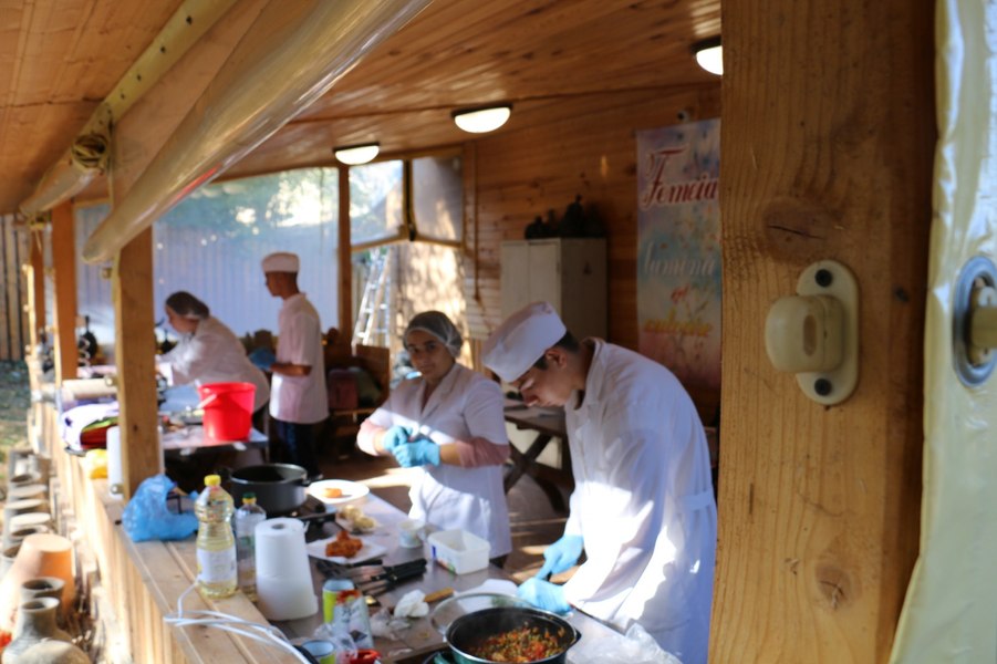„Extemporal la gastronomie”. Competiția între tinerii care reînvie rețetele culinare din bătrâni FOTO