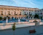 A cumpărat hotelul în 1999