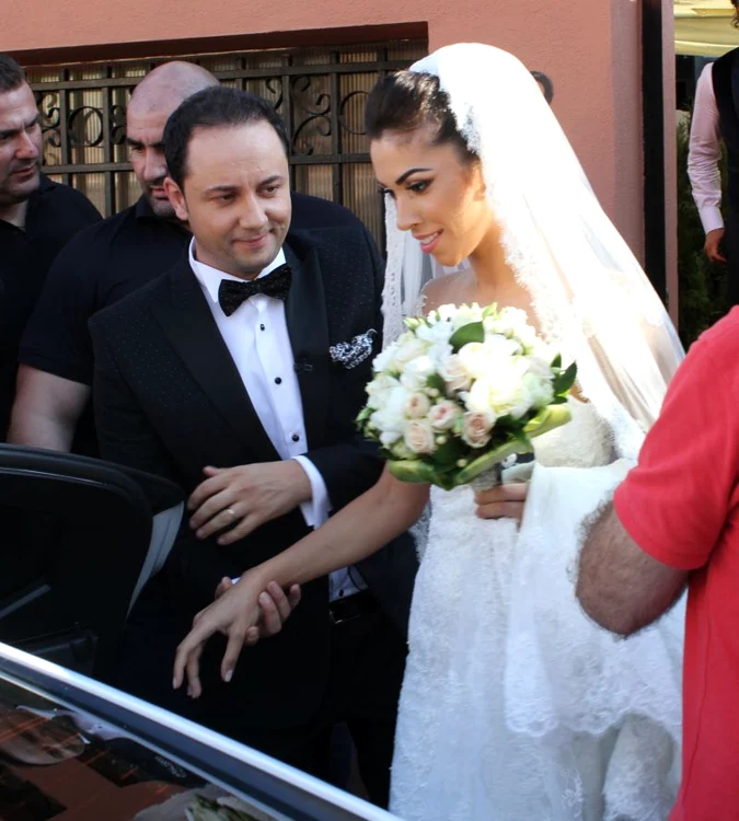 Raluca şi Măruţă au ieşit primii din casă, iar naşul a ajutat-o să se urce în maşină pe miseară