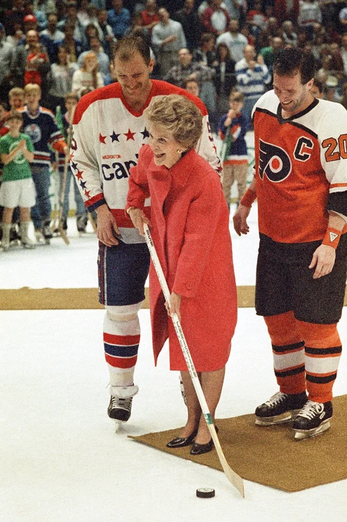 Nancy Reagan și nuanța de roșu care-i poartă numele