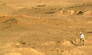 Zona de studiu Middle Awash, Riftul Afar din Etiopia, cu sedimente expuse orizontal în prim-plan, conținând mii de fosile și artefacte din perioada Paleoliticului Mijlociu (© Tim White)