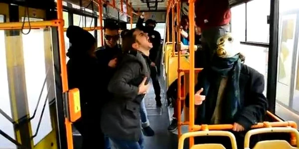 Harlem Shake de Constanţa. Sex mimat în autobuz