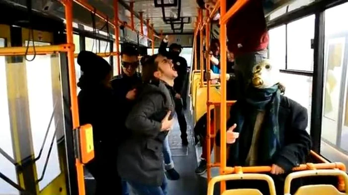 Harlem Shake de Constanţa. Sex mimat în autobuz FOTO youtube.com