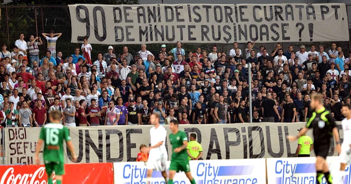 Banner afişat de suporteri giuleşteni la meciul Rapid - Concordia FOTO Răzvan Păsărică