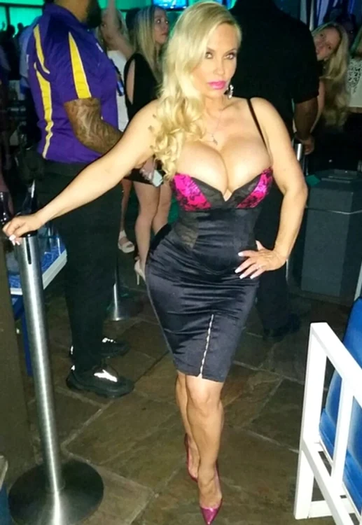 Coco Austin a lăsat multe la vedere la petrecerea la care a participat alături de soțul ei