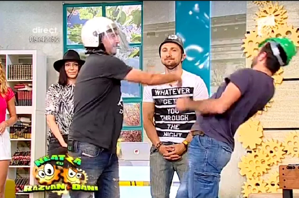 Răzvan(stânga) echipat cu cască de jandarm la pedepsit pe un cameraman