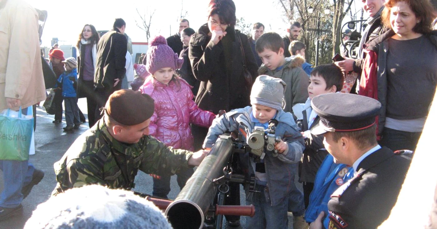 Copiii au testat aruncătoarele de grenade din dotarea Armatei Române Foto: Cezar Pădurariu