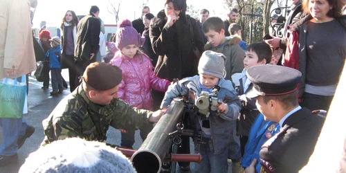 Copiii au testat aruncătoarele de grenade ale Armatei