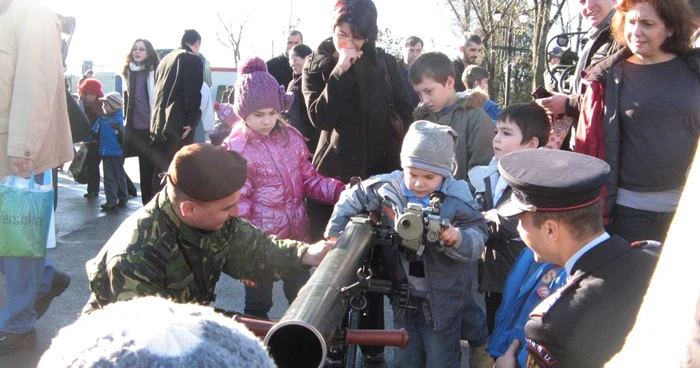 Copiii au testat aruncătoarele de grenade din dotarea Armatei Române Foto: Cezar Pădurariu