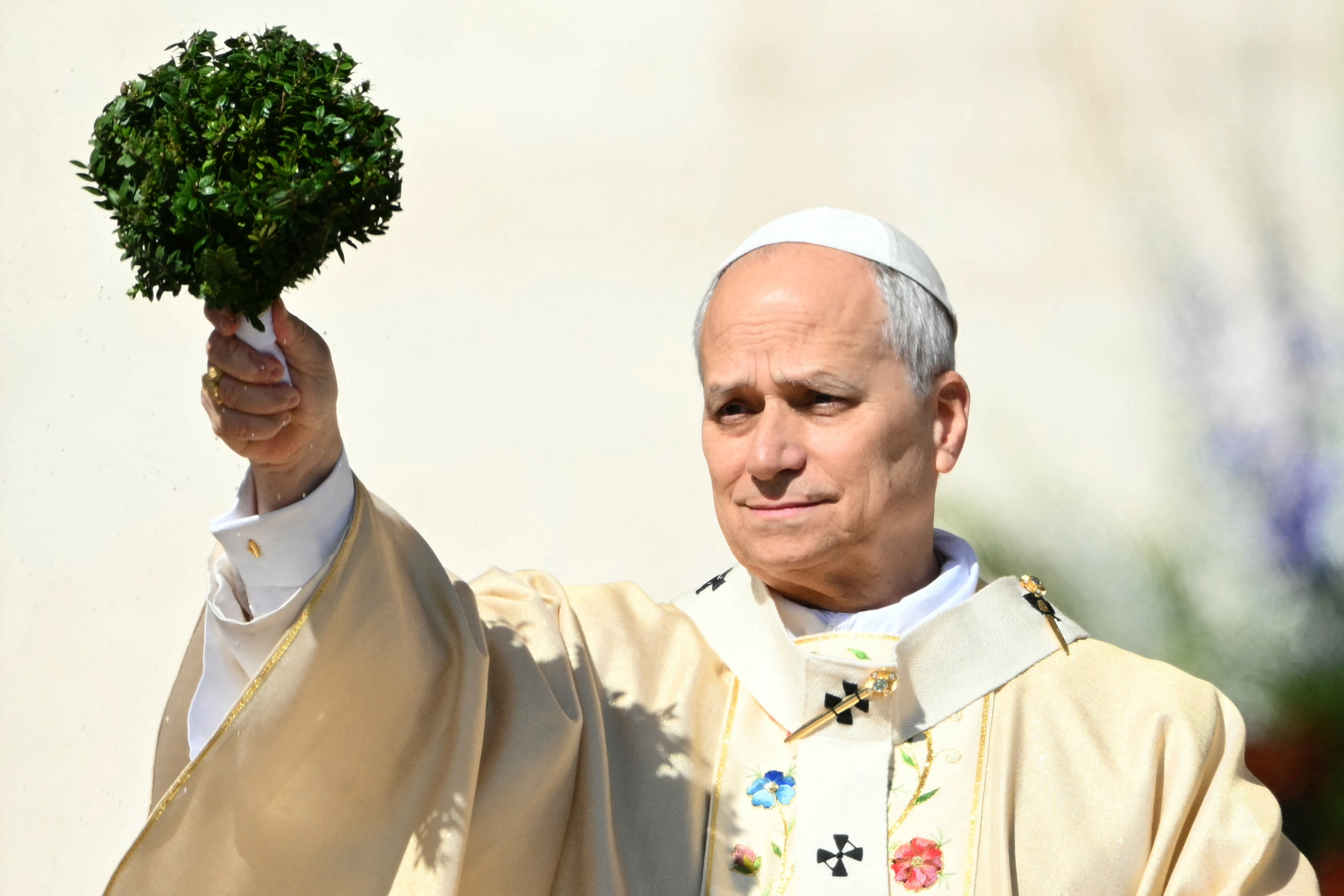 Papa Leon al XIV-lea binecuvântează mulțimea în timpul Liturghiei de Paște FOTO AFP