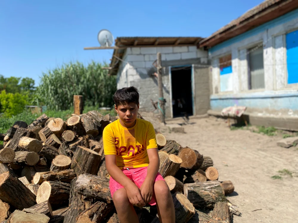 Gabriel își ajută mama în gospodărie și are grijă de frații mai mici