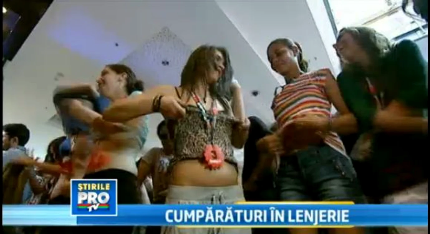 
    Tinerii în magazin  