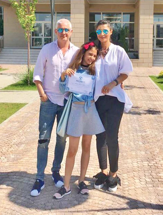 Virgil Ianţu şi soţia lui,  Roxana, au o mândreţe  de fată. Jasmina  a luat premiul întâi  în clasa a V-a 