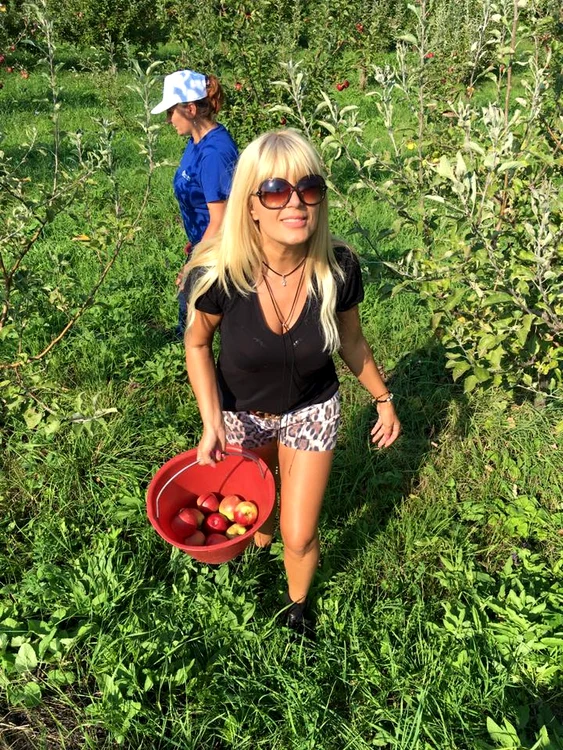 Ţinuta blondei a fost extrem de sexy