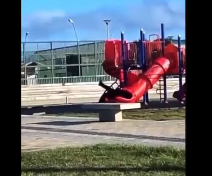 Președintele chilian Gabriel Boric, înțepenit într-un tobogan pentru copii. Imaginile au devenit virale VIDEO
