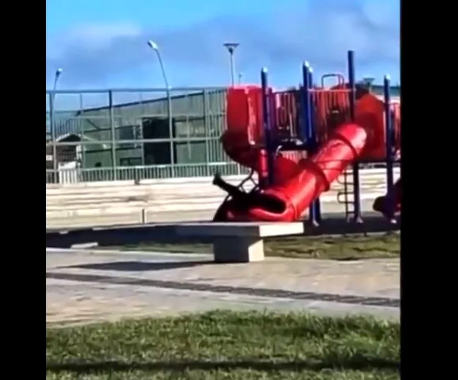 Președintele chilian Gabriel Boric, captiv pe tobogan. FOTO captură video Twitter