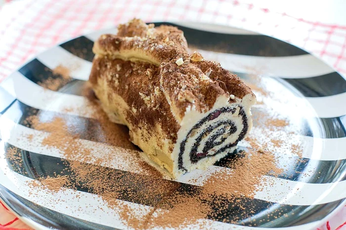 
    De câţiva ani,  a descoperit  alimentaţia  raw vegan  