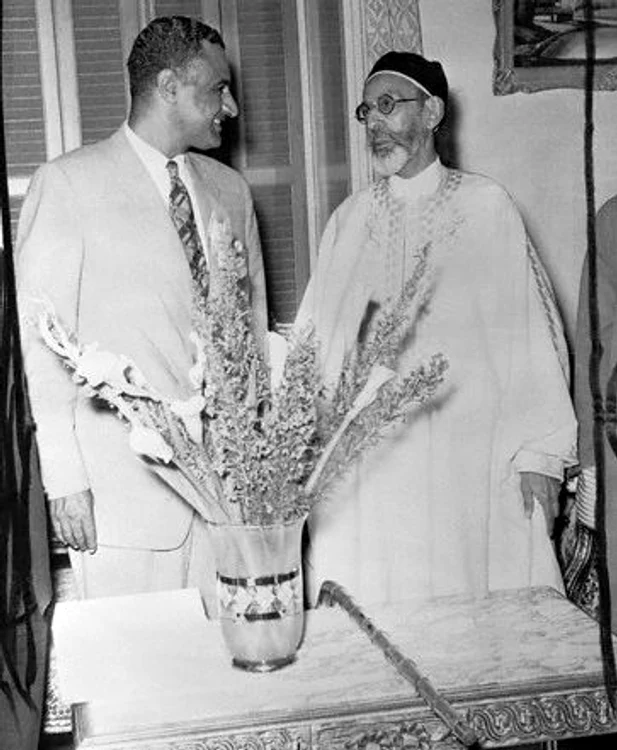 Rege Idris al Libiei (dreapta), având vârsta de 64 de ani, s-a căsătorit la data de 5 iunie 1955 cu Aliyah Lamoum, la Ambasada Libiei din Cairo. Din cauza tradițiilor rigide din lumea arabă, mariajul a fost încheiat în absența miresei. 