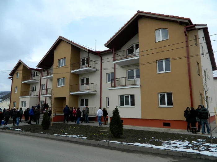 Beneficiarii au primit cheile de la apartamentele ANL. Foto Adevărul