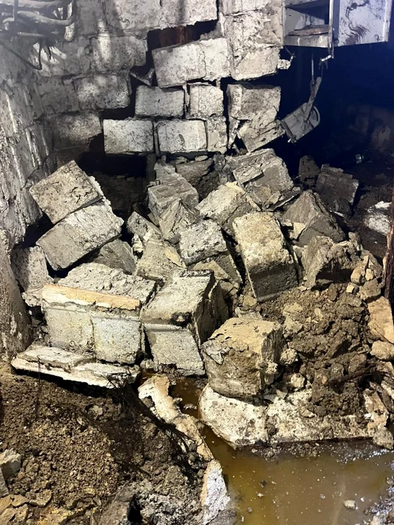 VIDEO Un zid s-a prăbușit la metrou din cauza infiltrațiilor de apă. Linia de alimentare de 750 V a fost inundată