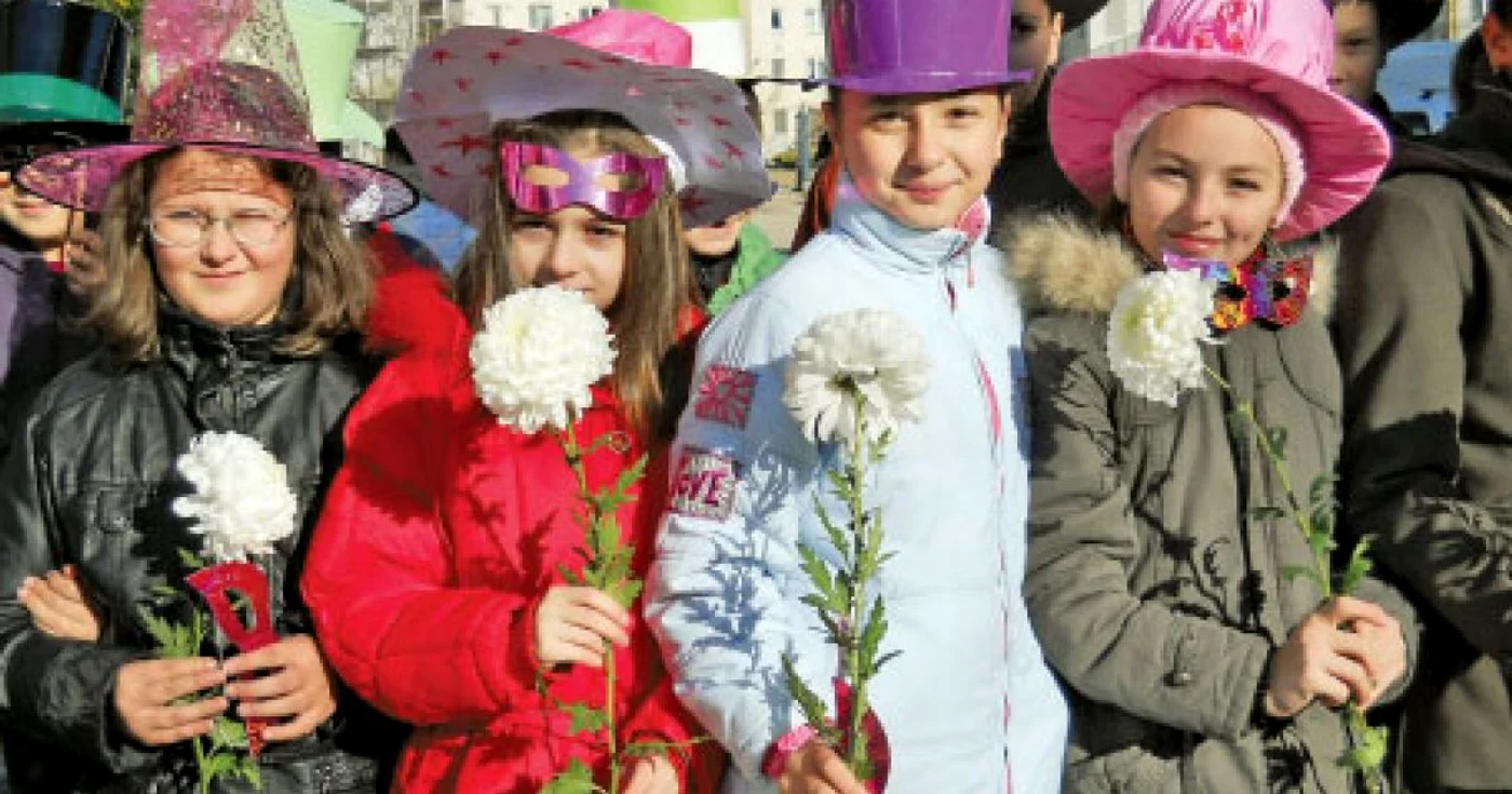 Elevii claselor a V-a şi a VI-a de la Şcoala „Eugen Ionescu“ au defilat, ieri, pe străzile Slatinei