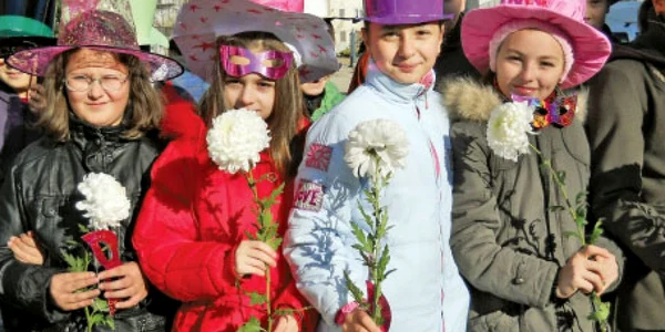 Elevii claselor a V-a şi a VI-a de la Şcoala „Eugen Ionescu“ au defilat, ieri, pe străzile Slatinei