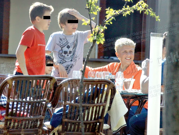 Fetiţa lui Teo, Maia, va purta  o rochiţă creată de Liza Panait.  Iar cei doi fraţi vitregi ai ei, copiii  lui Iosef, vor duce verighetele la altar