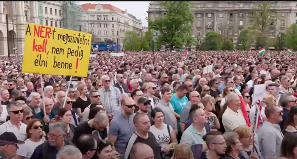 Protest uriaș la Budapesta. Zeci de mii de oameni au cerut demisia lui Viktor Orban