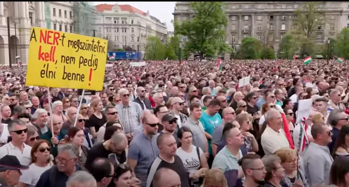  Zeci de mii de oameni au cerut demisia lui Viktor Orban. FOTO captură YouTube The Independent