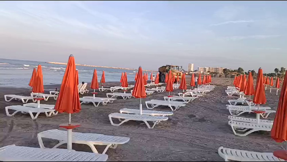 Cum s-a reușit amenajarea peste noapte a unei plaje din Neptun pe care turiștii o împărțeau cu utilajele FOTO VIDEO