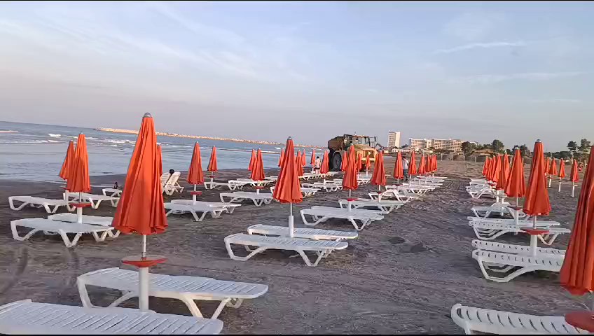 Amenajarea rapida a plajei din Neptun, impartea turiștii cu utilajele Amenajarea rapida a plajei din Neptun, impartea turiștii cu utilajele