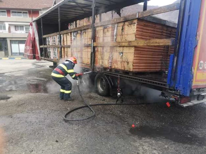 TIR în flăcări pe DN 7 - Valea Oltului în Racoviţa - judeţul Vâlcea Foto Adevărul 