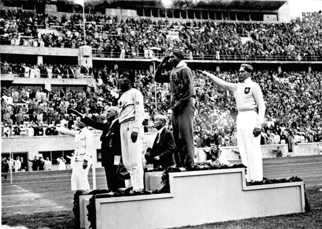 Bundesarchiv Bild 183 G00630 Sommerolympiade Siegerehrung Weitsprung jpg jpeg
