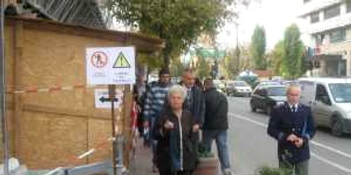 Târgovişte: Acces interzis pentru pietoni, în centrul oraşului, pe trotuarul din faţa blocului H9