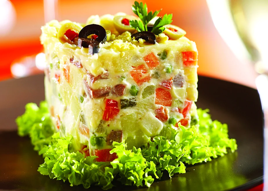 Salata de boeuf este personalizată, aproape fiecare familie având câte o rețetă tradițională